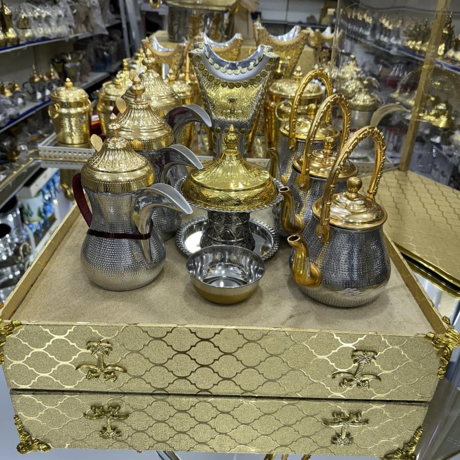 بوكس للأهداء 3 دلال 3 أباريق ومبخر وتمرية ( المنيوم )