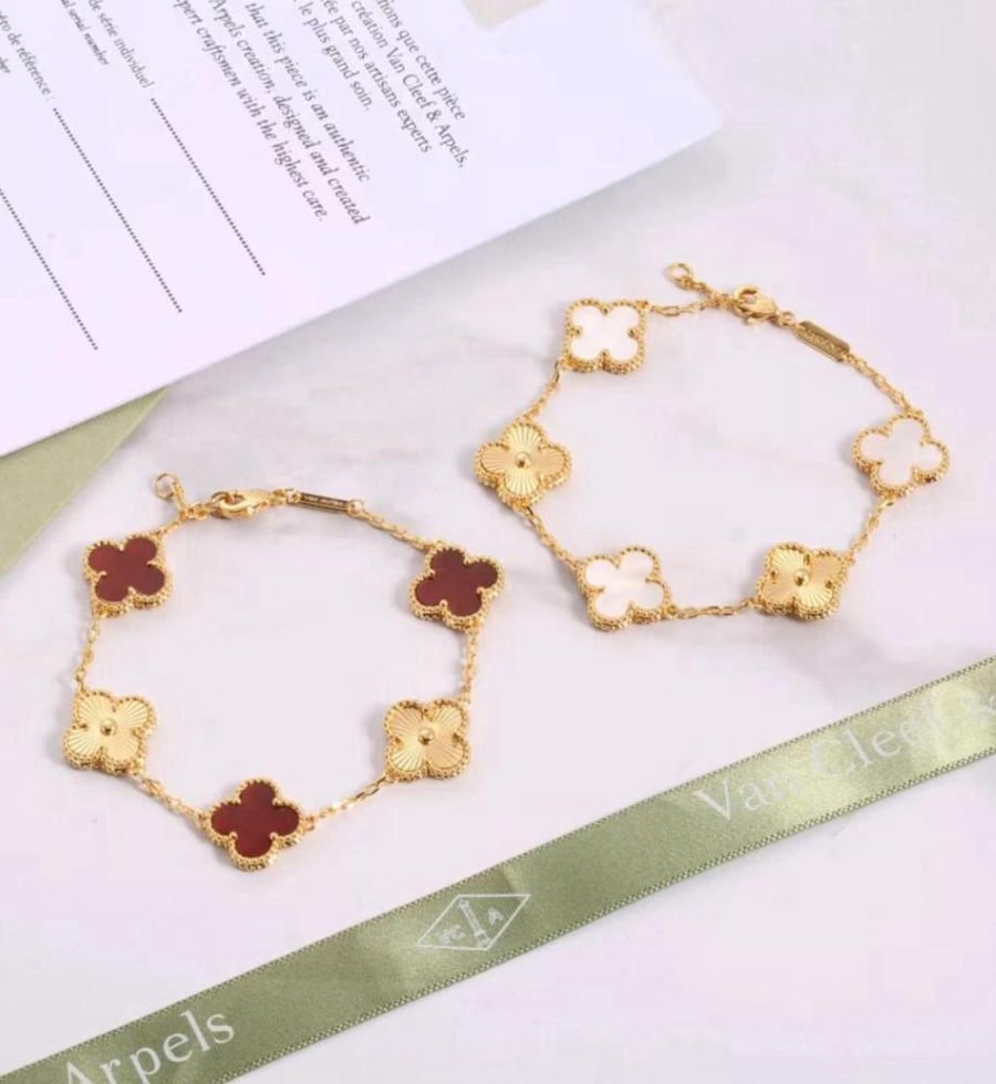 أساور Van Cleef & Arpels Alhambra – فخامة التصميم الكلاسيكي بألوان راقية