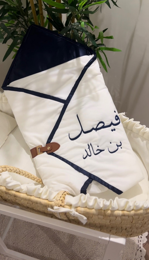 مدس مثلث مع تطريز