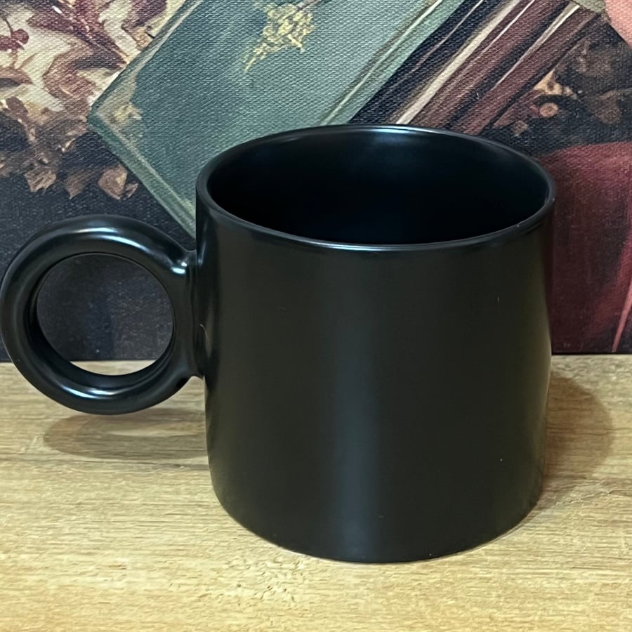 رسم على كوب من اختيارك ( لون اسود )