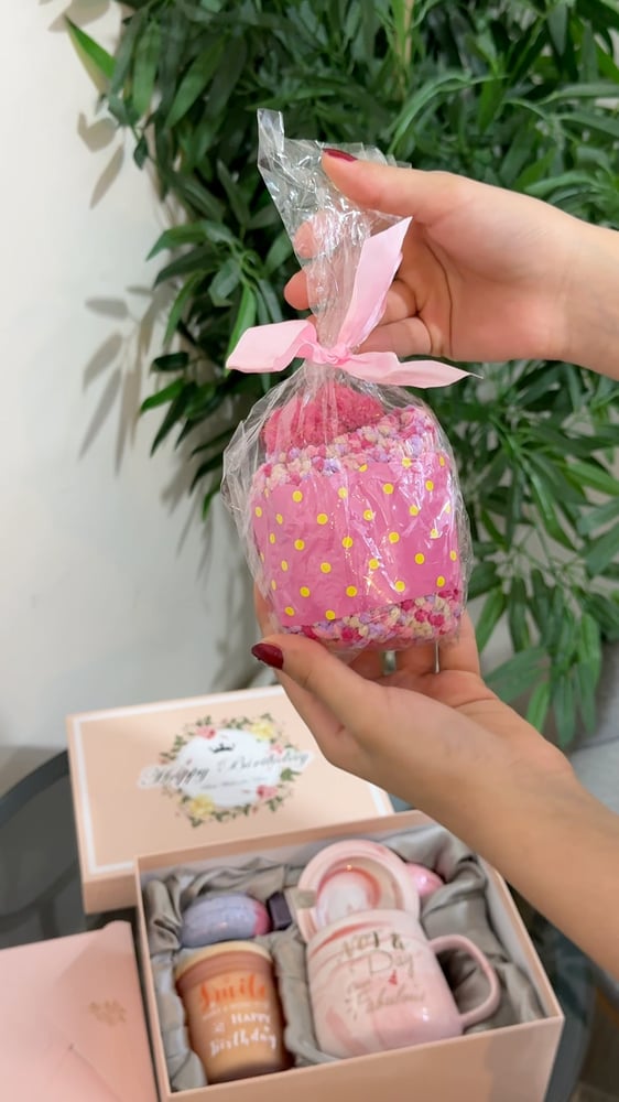 بوكس هدية "هابي بيرثدي" متكامل - تشكيلة عناية واسترخاء (Happy Birthday Gift Box)