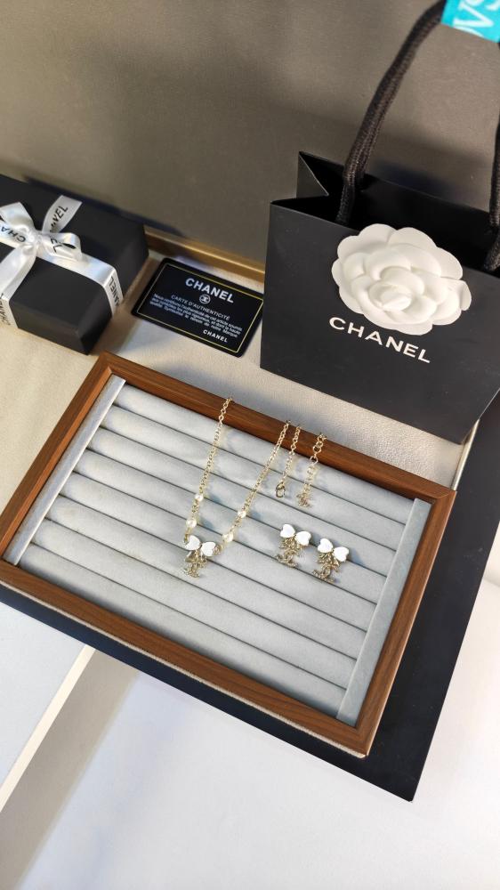 طقم الهبه من CHANEL