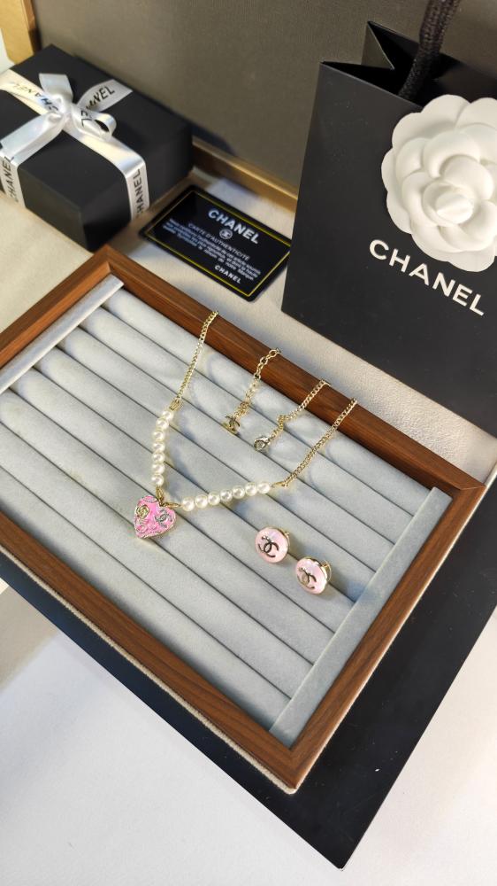 طقم الهبه من CHANEL