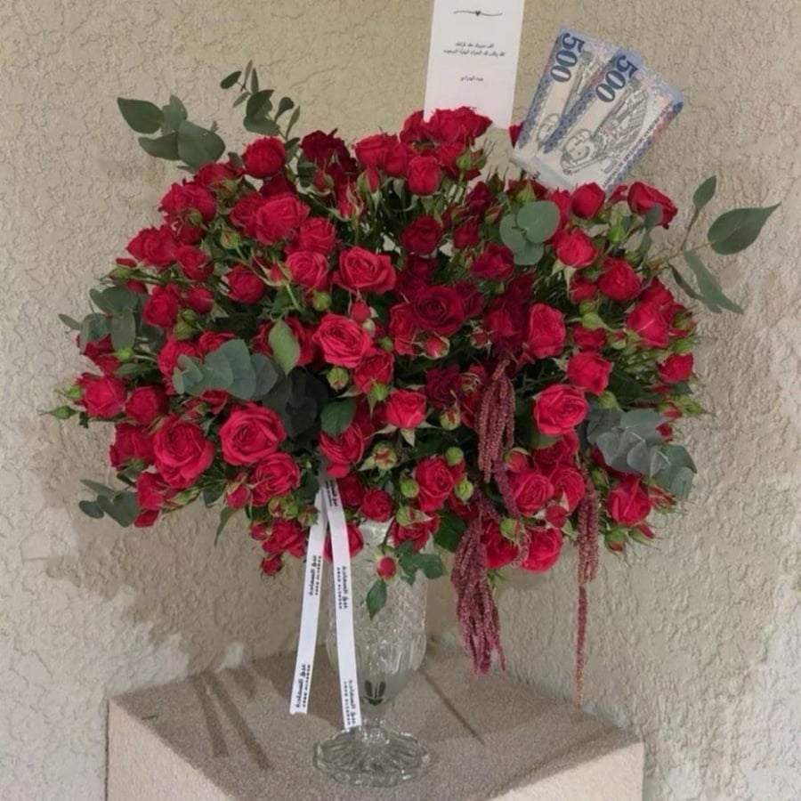 فازة جوري أحمر بتنسيق فاخر وكثيف