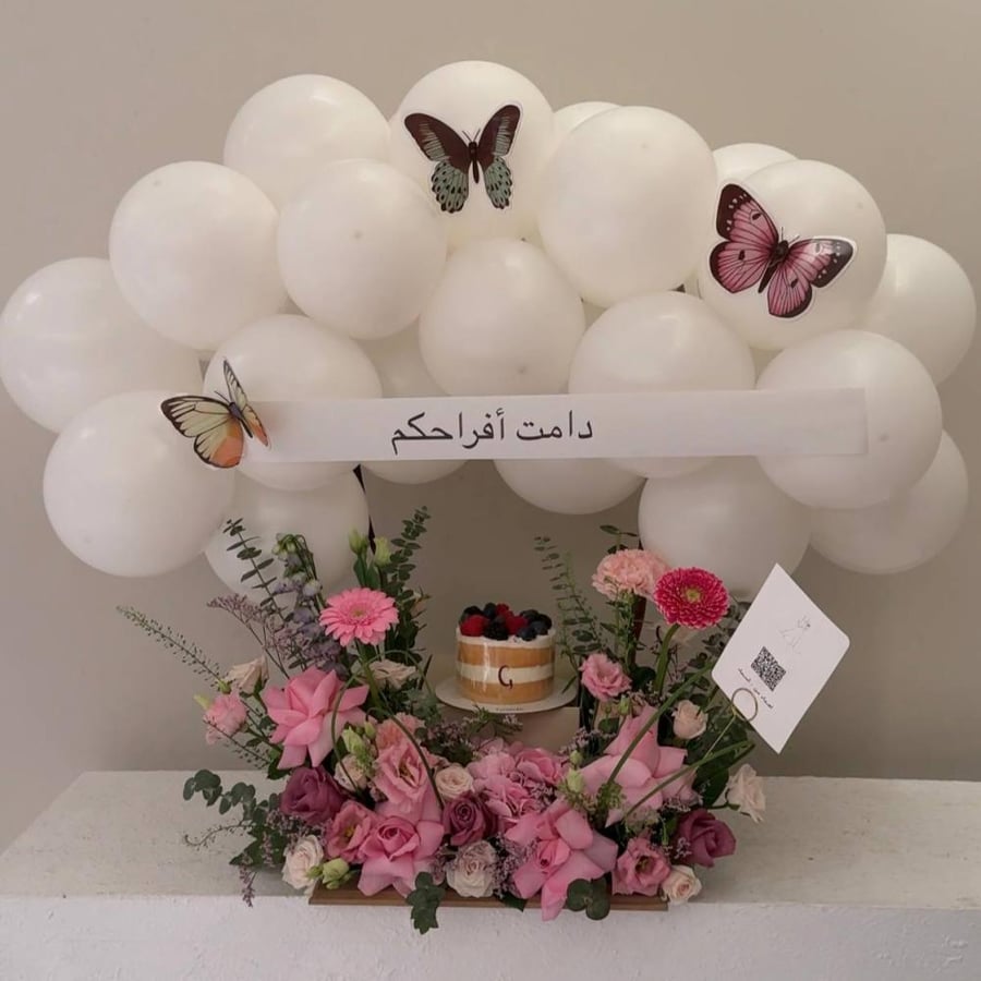 ستاند بالونات أبيض مع ورد وردي وكيكة التوت من جاناش