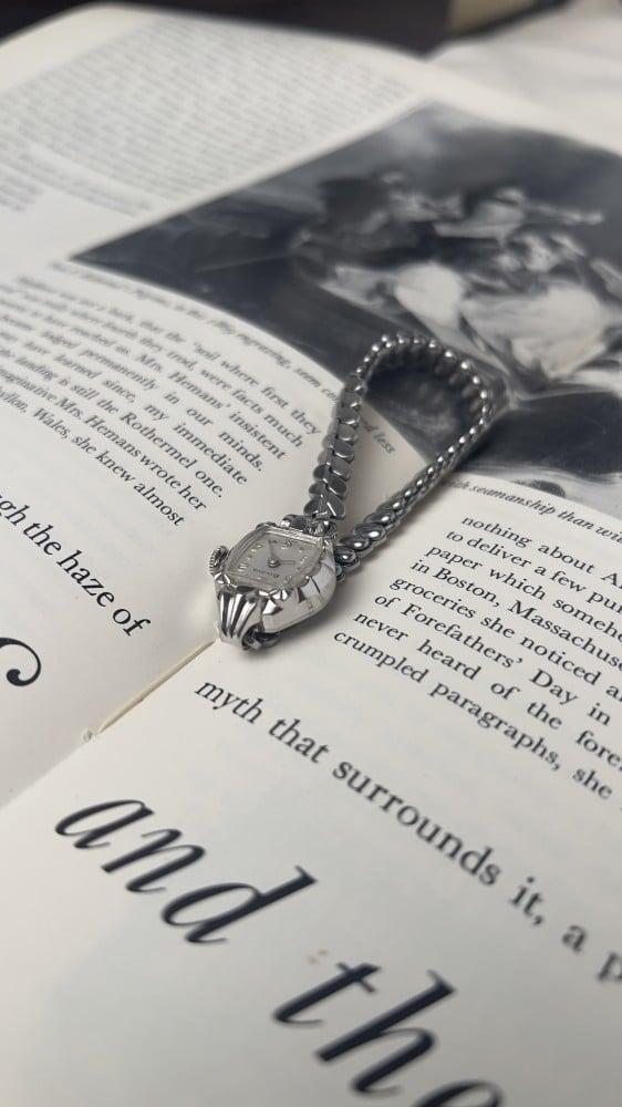 ساعه كلاسيكيه من Bulova مطلية بالذهب