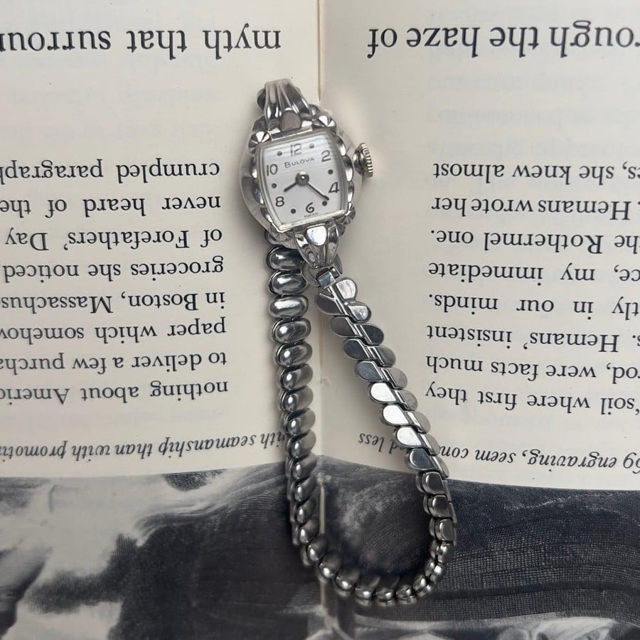 ساعه كلاسيكيه من Bulova مطلية بالذهب