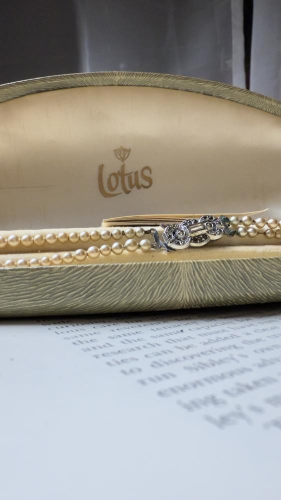 عقد من lotus