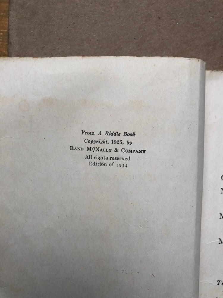 كتاب الألغاز طبعة العام 1925 مضى على هذة النسخة قرن من الزمن إلّا قليلا  مؤرخة وبحالة ممتازة