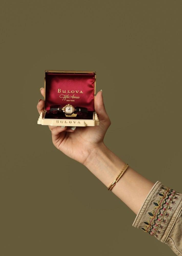 ساعه bulova مطلية بالذهب