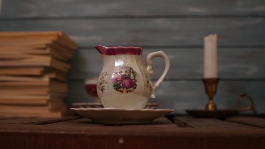 الإناء مزين برسومات فيكتورية آسرة  ، من مجموعة Demitasse Victorian Luster Ware
