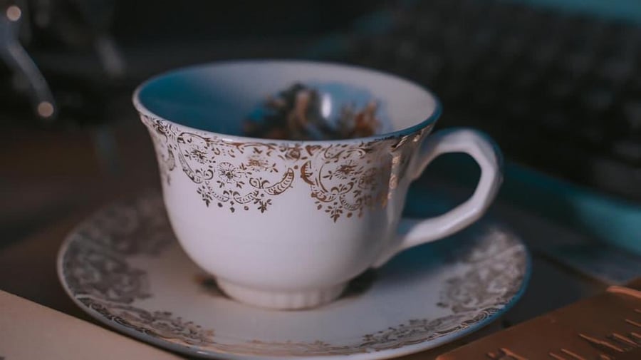 ثمانون عاماً ومازال كوب الشاي هذا بذات مظهره الأنيق