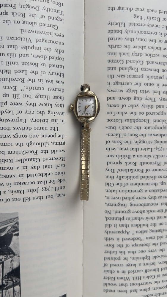 ساعة bulova caravelle الذهبية صناعة العام ١٩٧٢ م