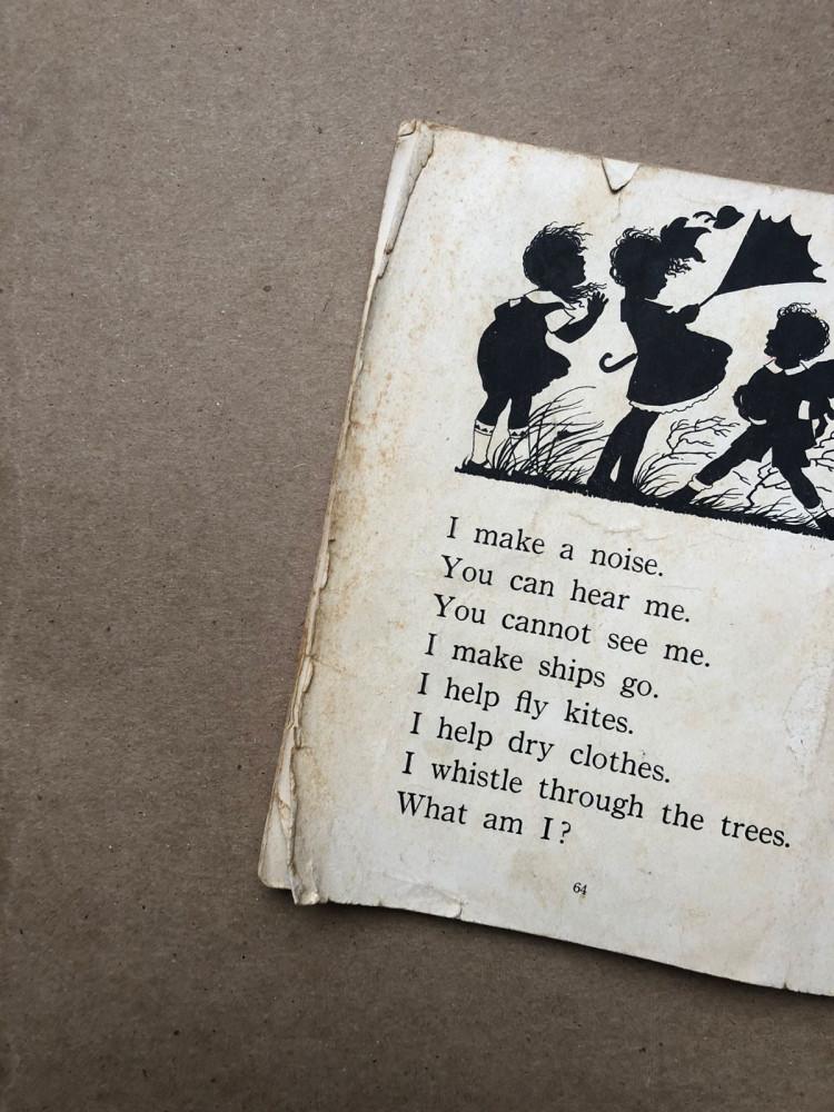 كتاب الألغاز طبعة العام 1925 مضى على هذة النسخة قرن من الزمن إلّا قليلا  مؤرخة وبحالة ممتازة
