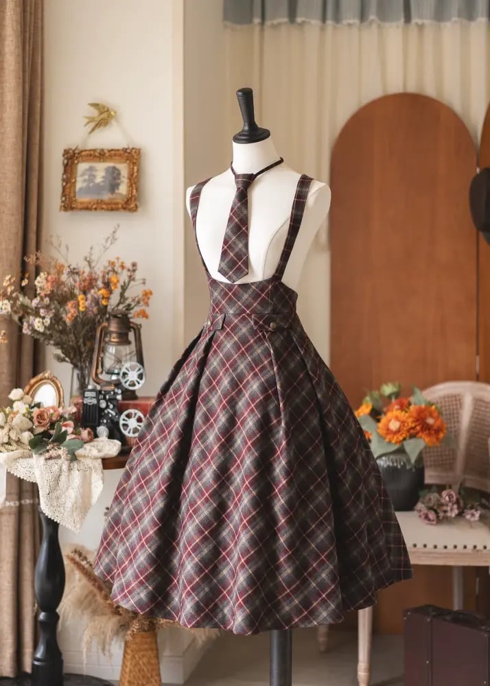 【Forest Wardrobe】فستان (مريلة/بدعامات) أنيق بتصميم بريطاني كلاسيكي ونقشة كاروهات "إيقاع الغابة" من براند خزانة الغابة