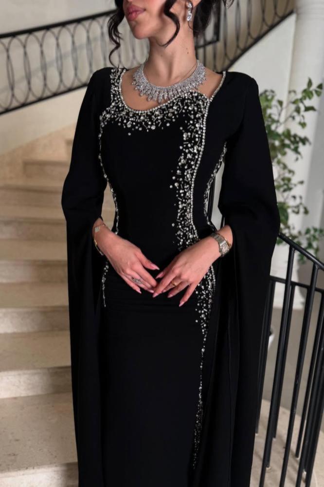 فستان اسود لؤلؤي
