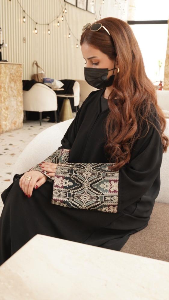 كريب ملكي مع تطريز على الكم