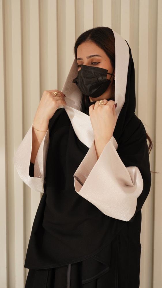 كريب ملكي مع تفتة روسي لماع  باللون البيج