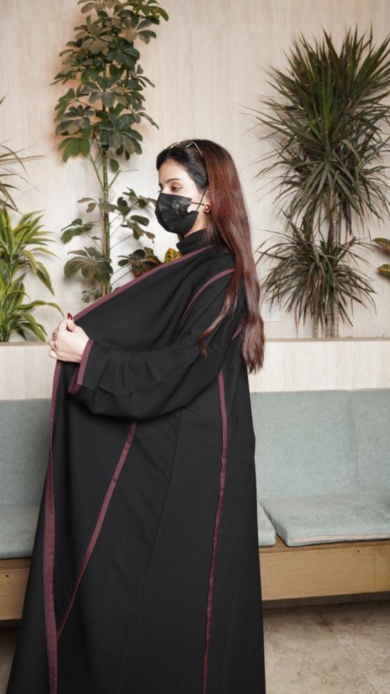 كريب ملكي مع خطوط باللون العودي على العباية