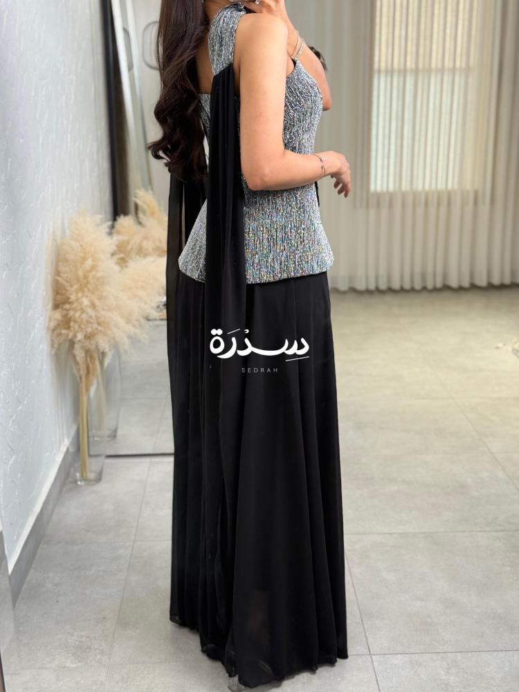 فستان اسود بكورسيه لامع