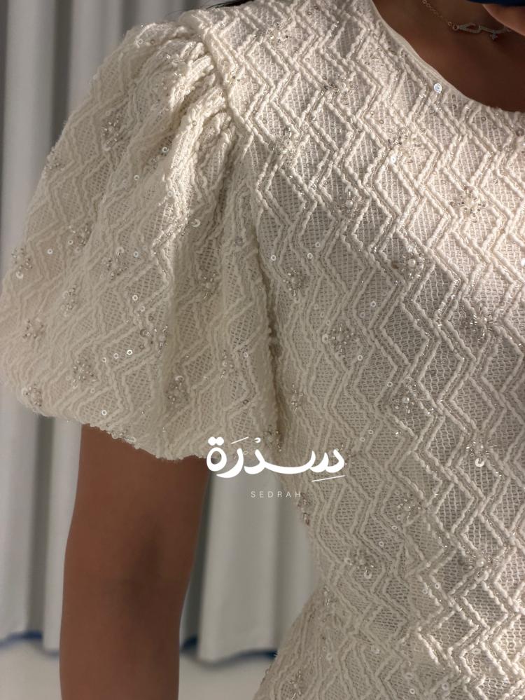 فستان ناعم دانتيل لامع بحزام عالخصر