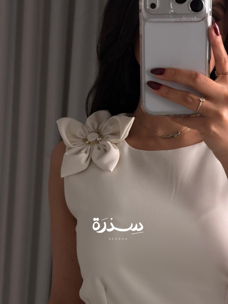 فستان ناعم بكلفة ورد عالخصر