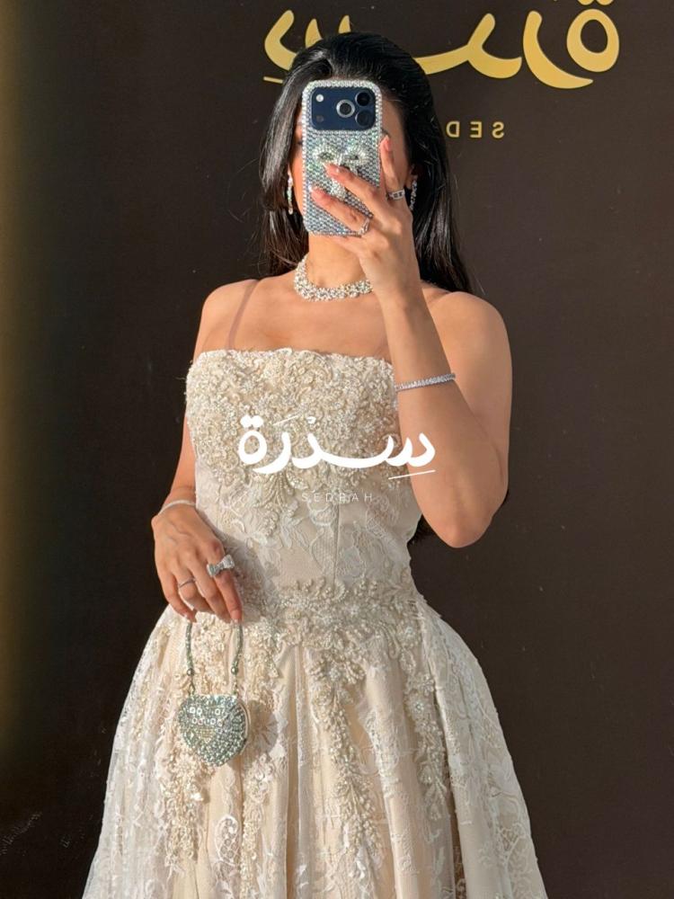 فستان سهرة مطرز كلياً بالدانتيل وحبات اللؤلؤ