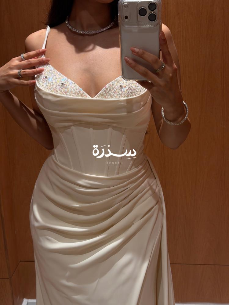 فستان سهرة كورسيه بذيل جانبي