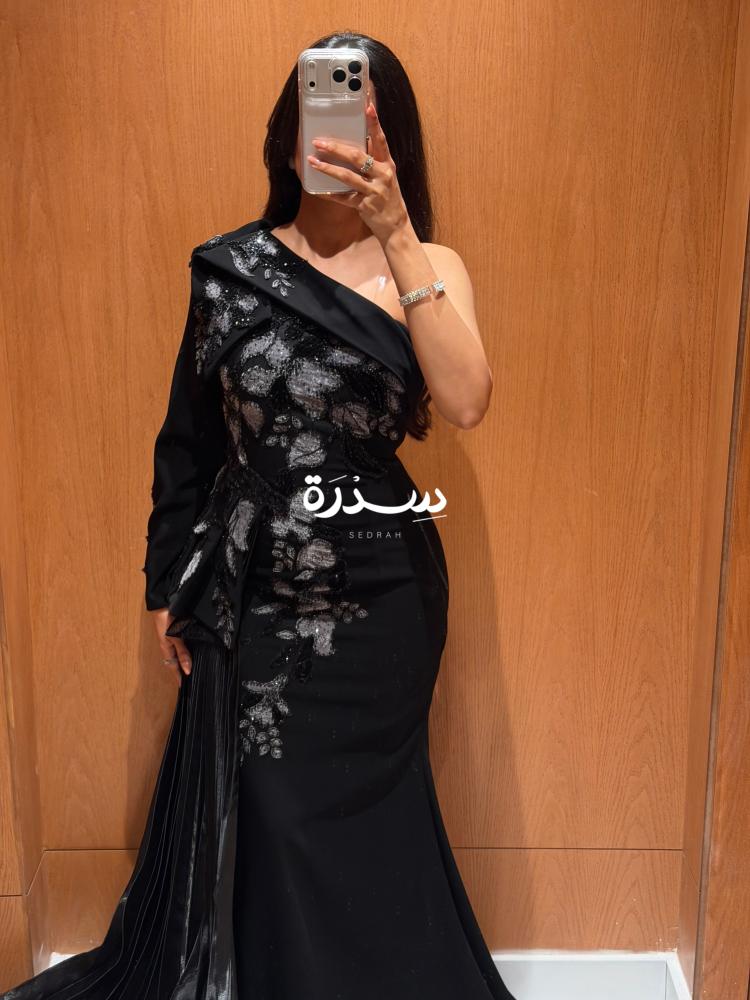 فستان سهرة اسود بتطريز مميز