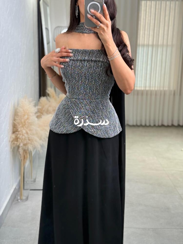 فستان اسود بكورسيه لامع