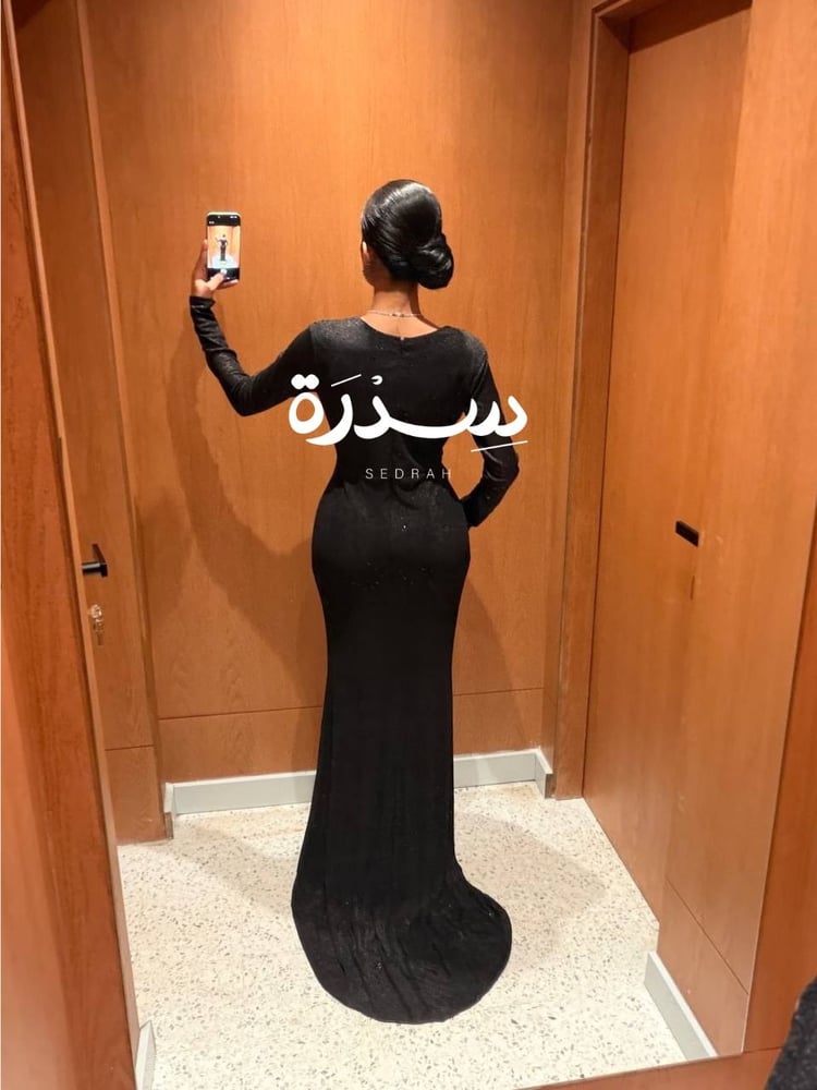 فستان سهرة مزينة ببروش كريستالي