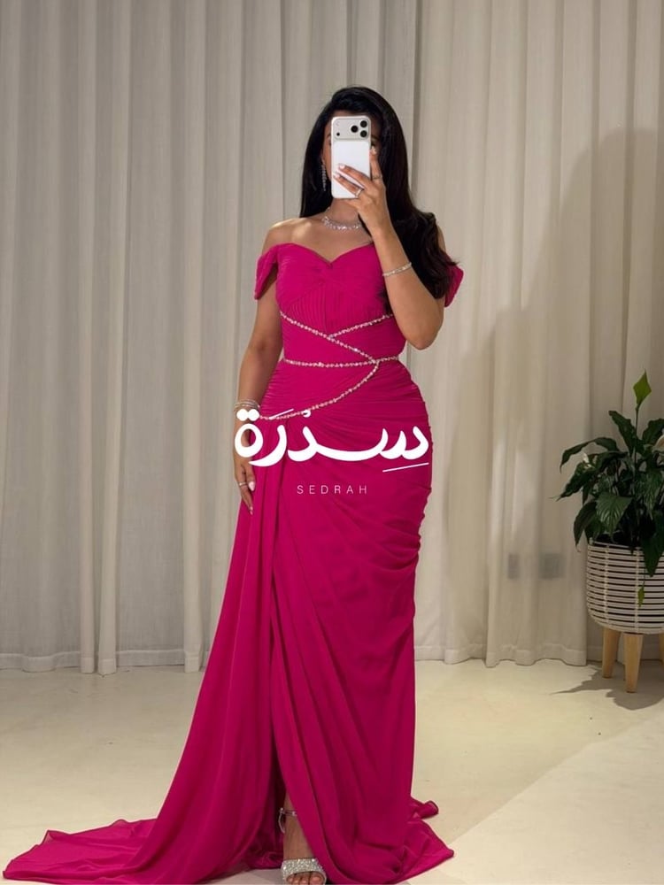 فستان سهرة بأكتاف منسدلة ناعمة
