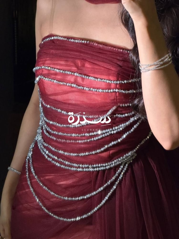 فستان التل المكشكش بسلاسل الكرستال