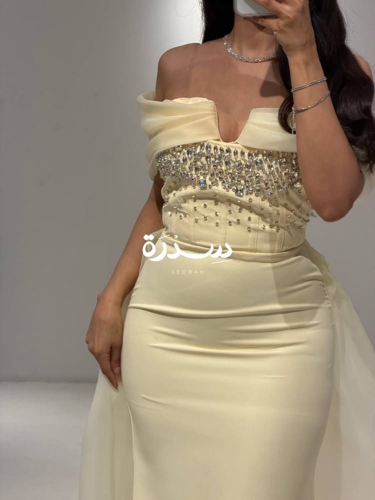 فستان سهرة كورسيه مزين بتطريز الكريستال