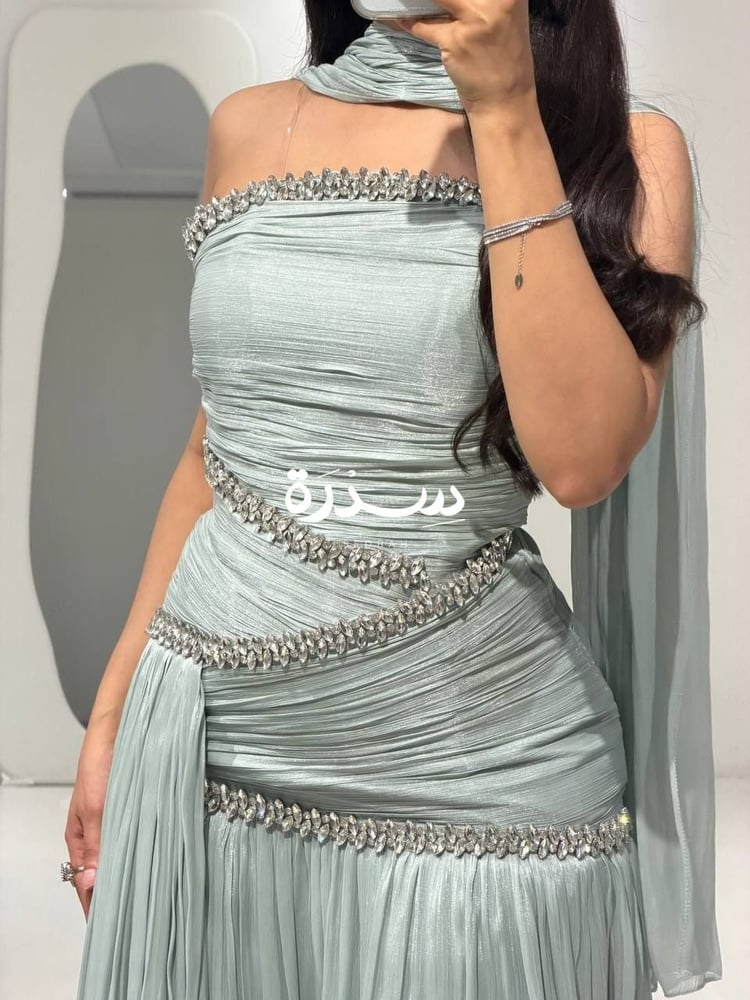 فستان سهرة بكسرات وتطريز ناعم