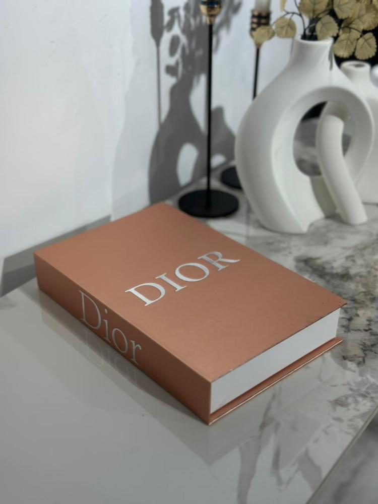 كتاب ديكور مع مساحة تخزين
