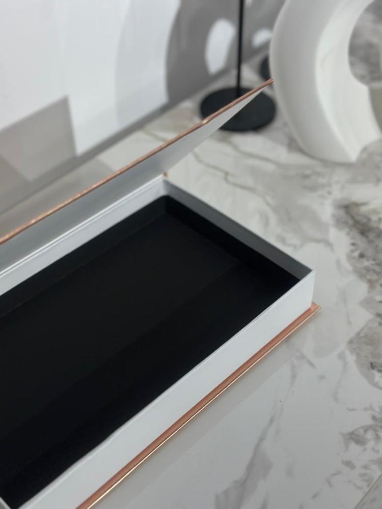 كتاب ديكور مع مساحة تخزين
