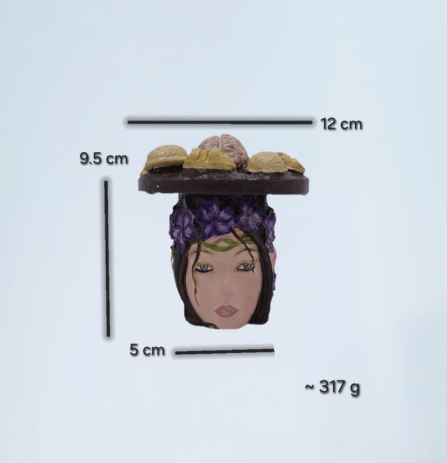 الحسناء الملونة مع المخ والجوز