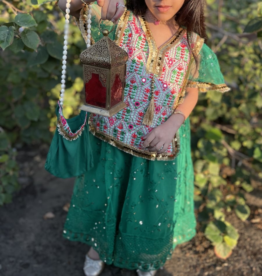 فستان شعبي + ربطة شعر + شنطة