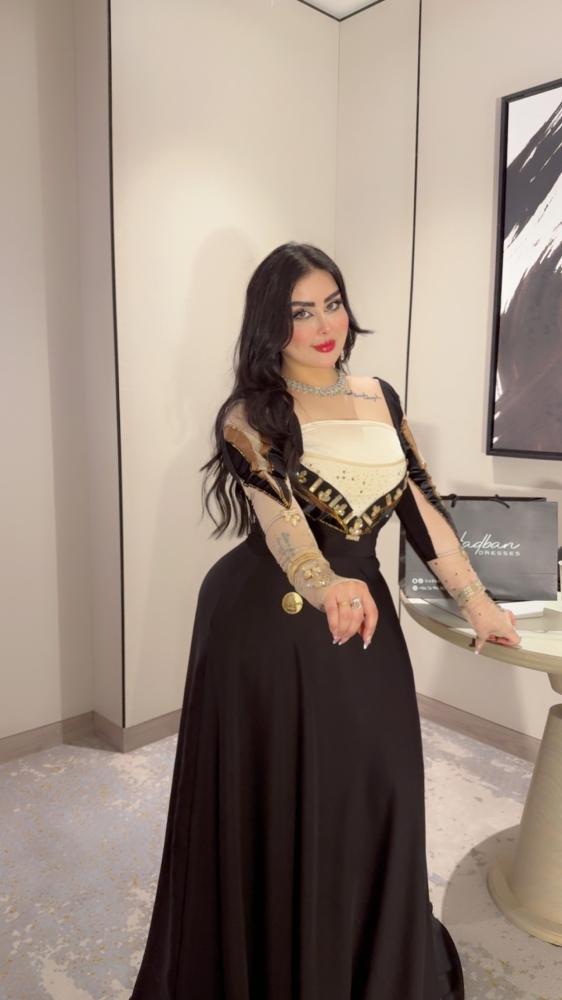 فستان كلوش اسود صدر استرتش تحت كريب حرير مرصع ب احجار عسليه فخمه