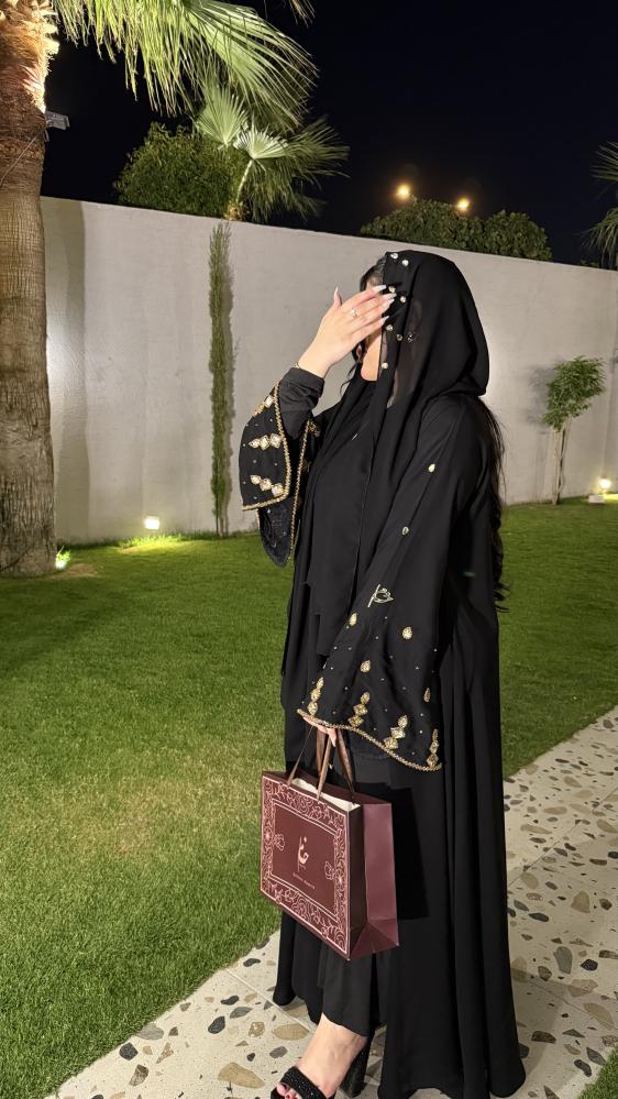 عبايه نص كلوش بلاك بيري فيتنامي شك يدوي ذهبي فخم مع طرحه