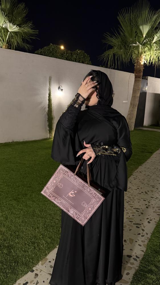 عبايه حرير نص كلوش فيتنامي شك يدوي فخم مزينه بورود مع طرحه