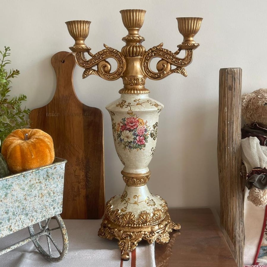 حامل شموع رويال باللون العاجي على الطراز الفيكتوري | Resin Candle Holder Ivory  Size:-34x23 cm