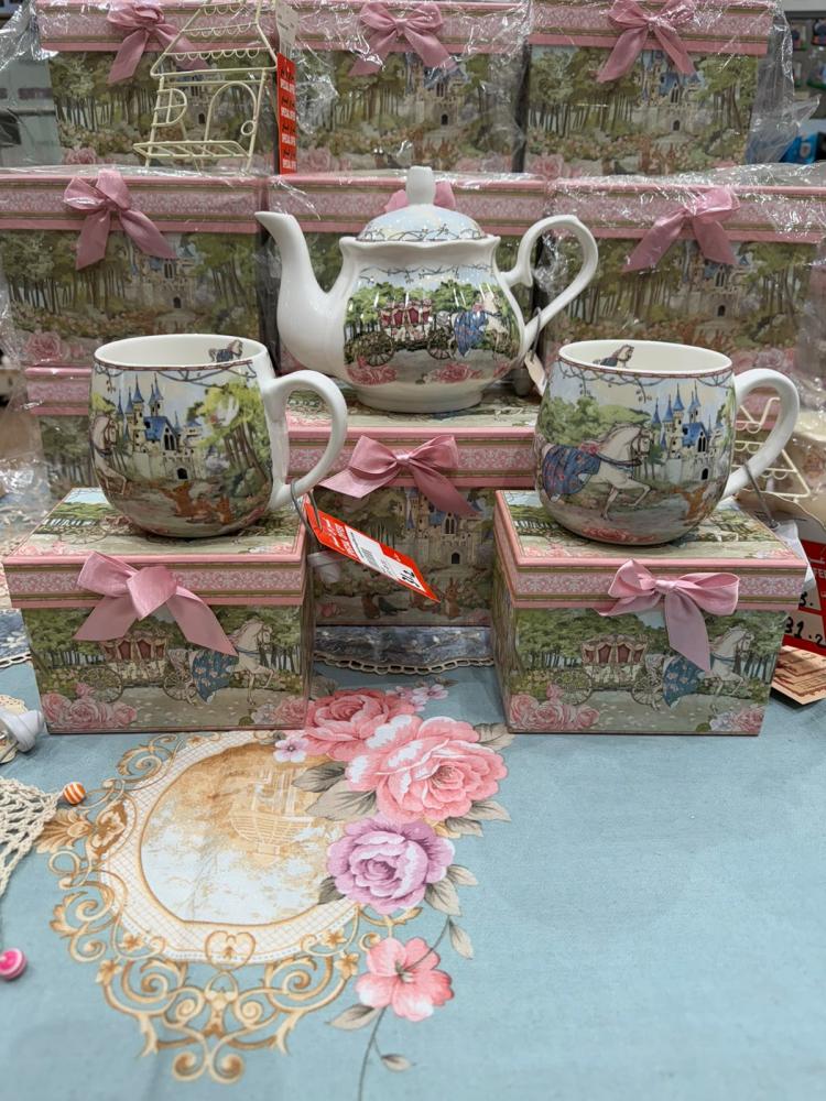 طقم يتكون من إبريق شاي من السيراميك سعة 900 مل وكوبين للشاي سعة 420 مل.|Ceramic Tea Pot 900ml with Two pieces  Mug 420 ml