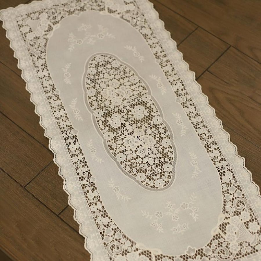 مفرش بلاستيك مشابه للدانتيل مقاس 40*90 سم | Plastic tablecloth similar to lace, size 40 * 90 cm