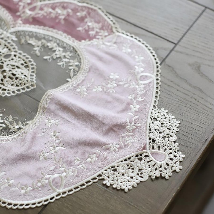 مفرش دانتيل و مخمل وردي  38*94 سم | Pink lace and velvet tablecloth