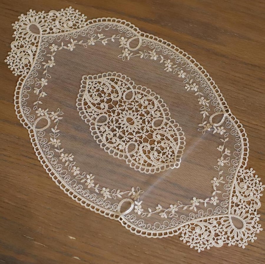 مفرش دانتيل بيضاوي ذهبي | Lace Oval 50x30 cm Golden