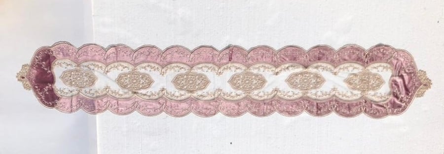 مفرش دانتيل و مخمل وردي | Lace/Velvet Tablecloth Pink 38x220 cm
