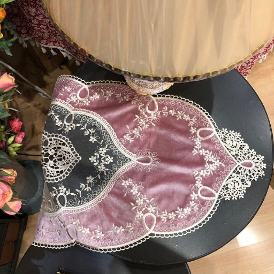 مفرش دانتيل و مخمل وردي  38*94 سم | Pink lace and velvet tablecloth
