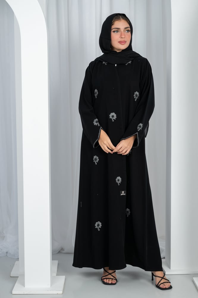 Crepe Abaya with crowns, first grade, half wide, with embroidered sleeves, with a pattern